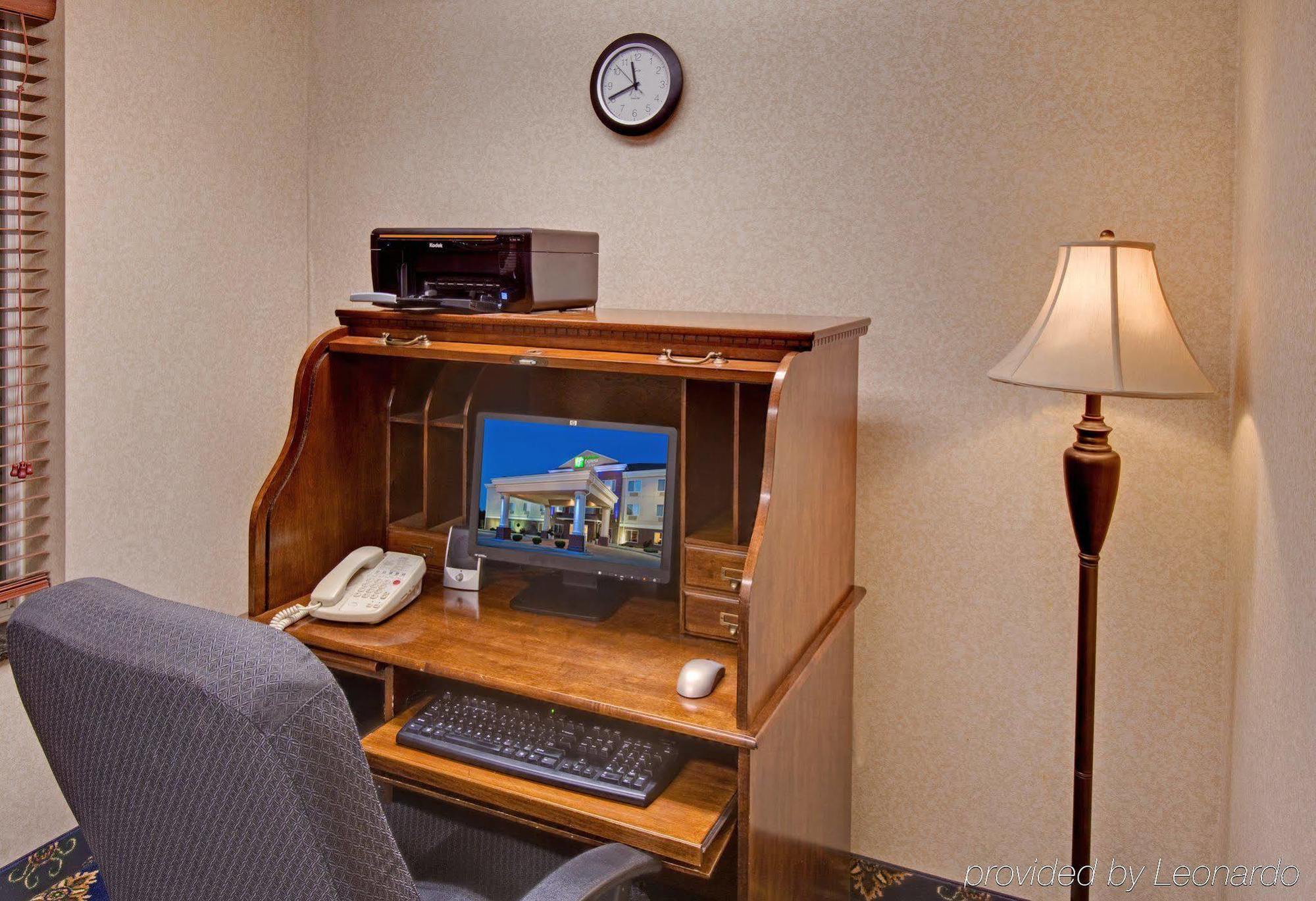 Holiday Inn Express & Suites - Dickinson By Ihg Зручності фото