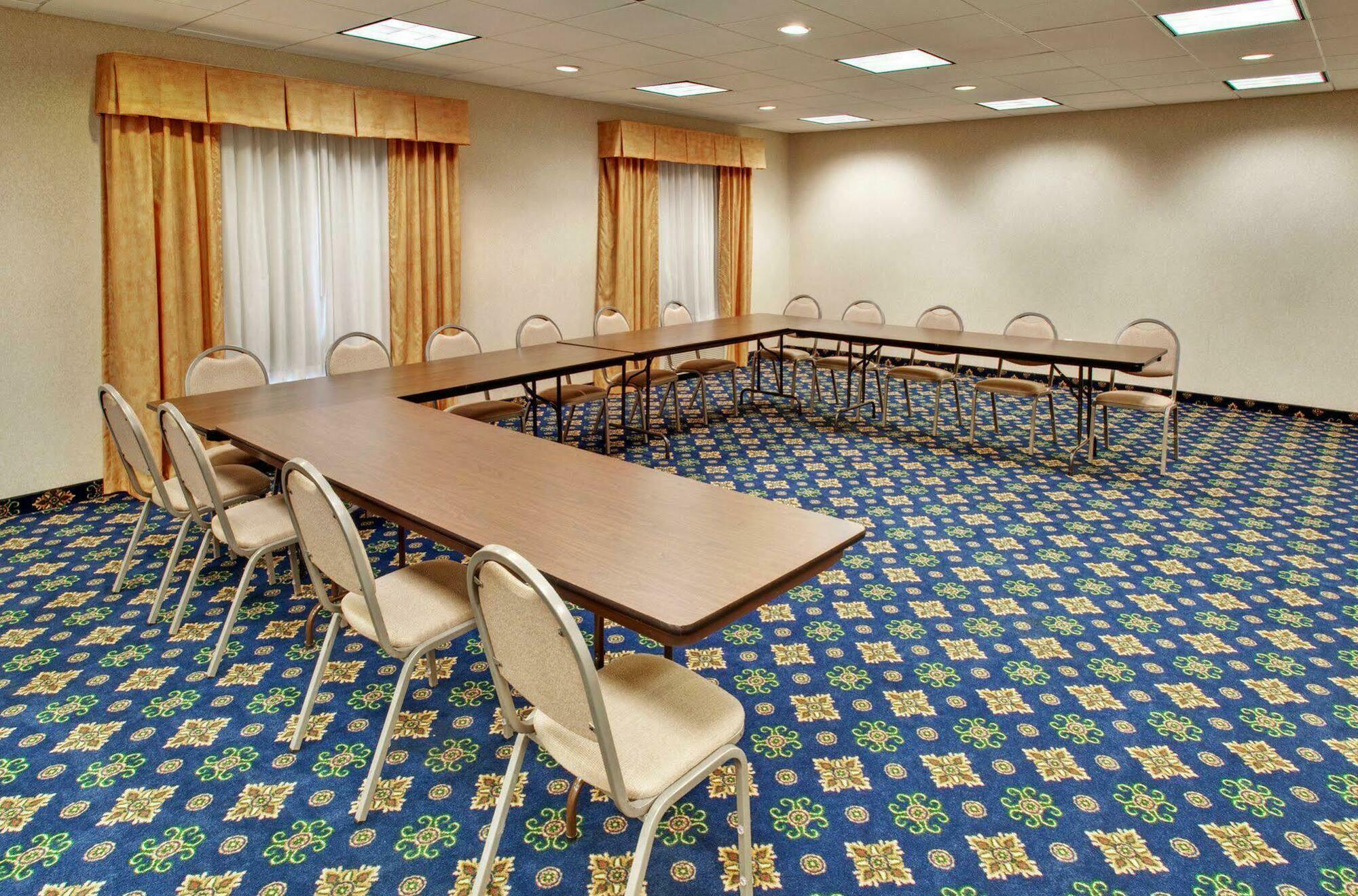 Holiday Inn Express & Suites - Dickinson By Ihg Зручності фото